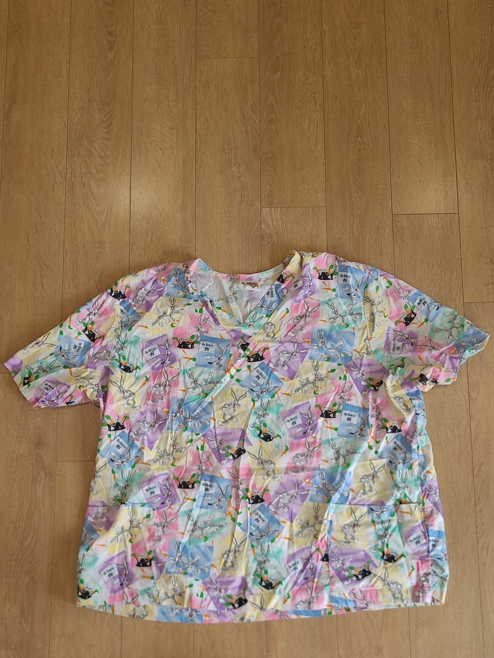 2005 Looney Tunes Bugs Bunny Nurse/Doctor Scrub Top